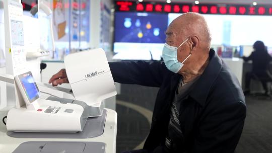 老人测量血压视频素材模板下载