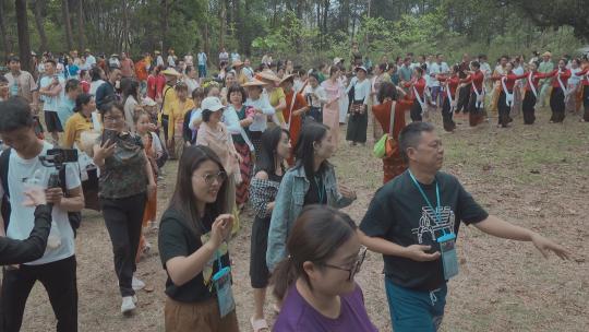 云南旅游德宏泼水节开幕式傣族游客舞蹈