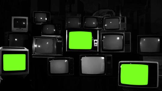 三台复古电视关闭绿屏。黑白色调。放大。