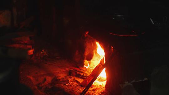 夜晚农村厨房柴火饭，老人吃饭4k视频素材
