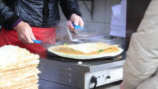 冬天北京护国寺早餐铺煎饼制作过程