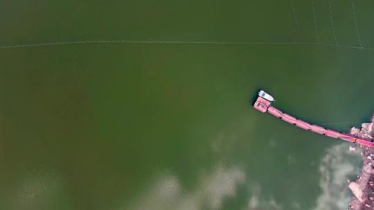 航拍湖中小船渔网