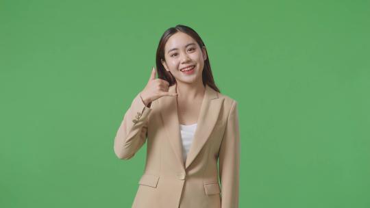 女人面带微笑在绿屏上做着手势视频素材模板下载