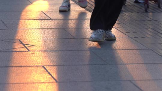杭州西湖边夕阳余晖下 游客脚步特写视频素材模板下载