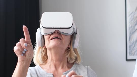 一位老奶奶在虚拟现实眼镜中放松