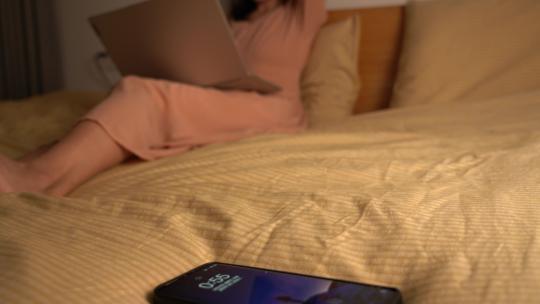 4K女性穿着睡衣在床上加班实拍视频