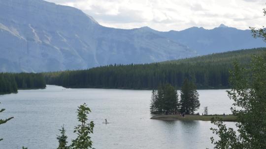 湖泊与山脉的摄影视频素材模板下载
