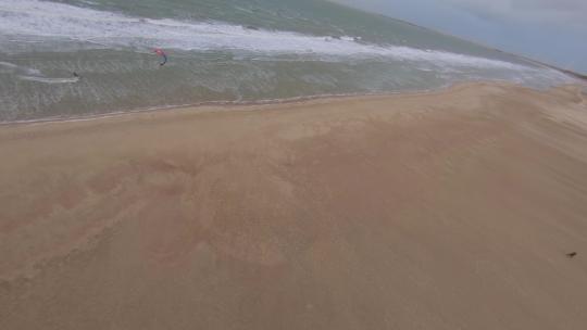 用风筝冲浪器拍摄的荷兰海滩的宽空中轨道照片。