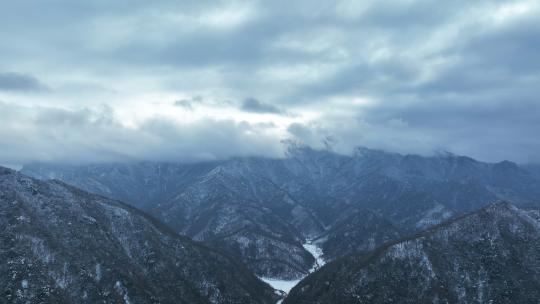 航拍冬天户外雪景连绵不绝的山峰自然风景