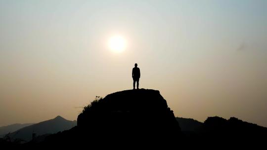 成功登山山顶眺望思考人生眺望远方人物剪影