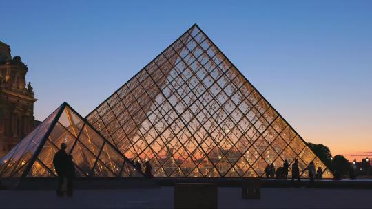 城市巴黎玻璃金字塔卢浮宫法国著名建筑地标视频素材模板下载