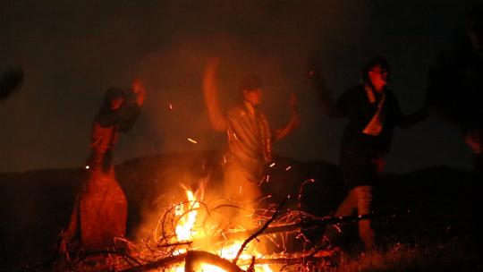 甘孜阿坝 晚上 篝火晚会 藏族唱歌跳舞视频素材模板下载