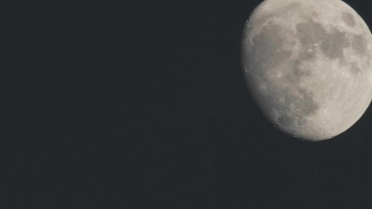 夜幕降临傍月亮风景4k