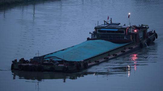 清晨长江里的货船实拍
