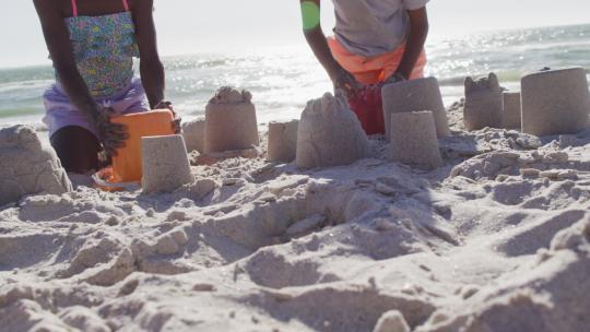 快乐的非裔美国孩子在海滩上玩沙子的视频视频素材模板下载
