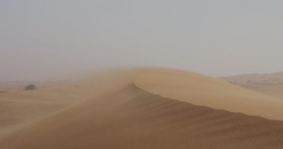 风吹过沙漠中的沙丘