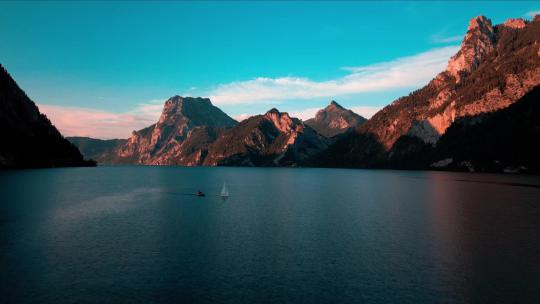 山川湖泊唯美夕阳帆船行驶航拍