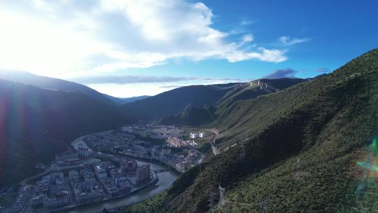 鸟瞰川藏线318城市、山谷、4K航拍视频