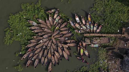 空中降落到一系列传统的加特木船——孟加拉国