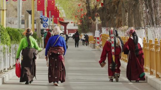西藏拉萨路人行走背影
