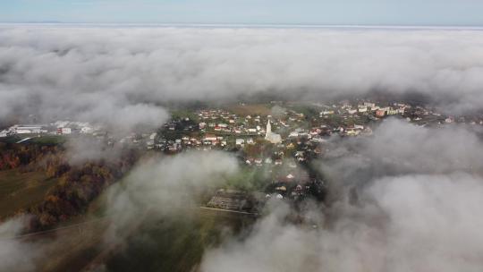 雾下的村庄