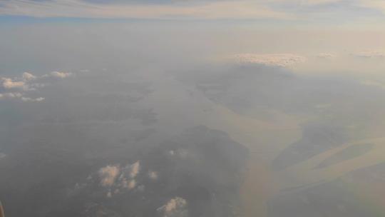 飞机窗外俯瞰安徽安庆长江流域