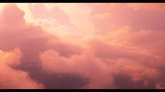 在空中动态飘动的粉色云航拍