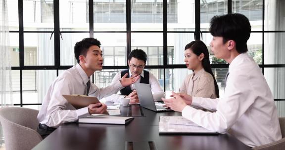 同事们在会议上激烈争吵探讨工作