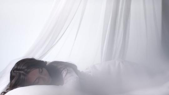 女人躺在床上休息视频素材模板下载