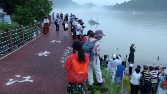 新安江建德下涯之江大量人群旅游