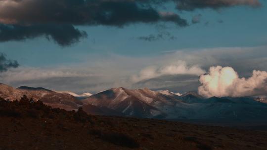 西藏旅游风光黄昏云霞冈底斯山脉光影雪峰视频素材模板下载
