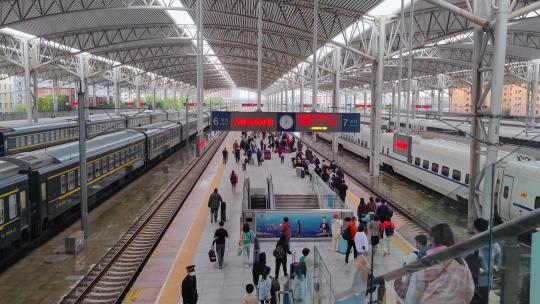 吉林省吉林站火车站出行乘车的乘客