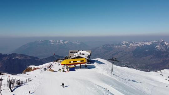 航拍冬季雪山滑雪场