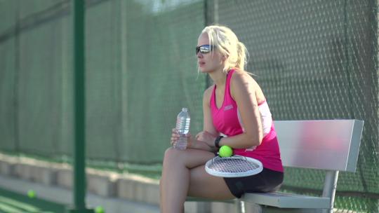 网球运动员在比赛间隙喝水