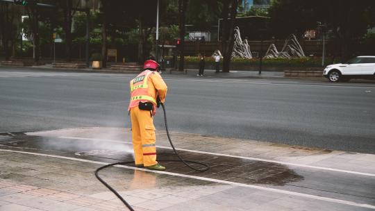 街头清洗公共道路的清洁工4K