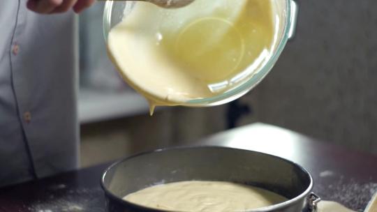 厨师搅拌碗中取出液体蛋糕家庭烘焙烘焙原料视频素材模板下载