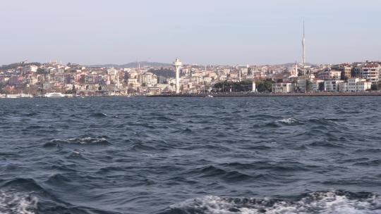 从一艘在博斯普鲁斯海峡航行的船上看到土耳其伊斯坦布尔乌斯库达的城市建筑和塔楼。-