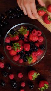 竖版草莓桑葚水果