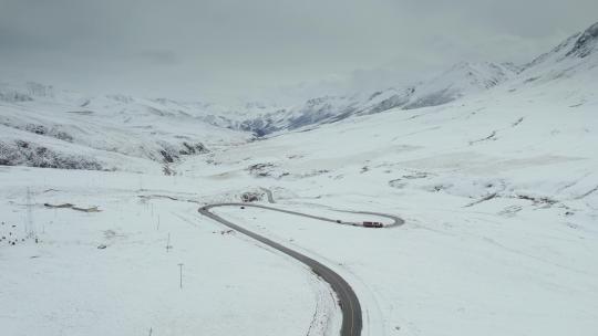 西藏旅游风光317国道白雪皑皑蜿蜒公路