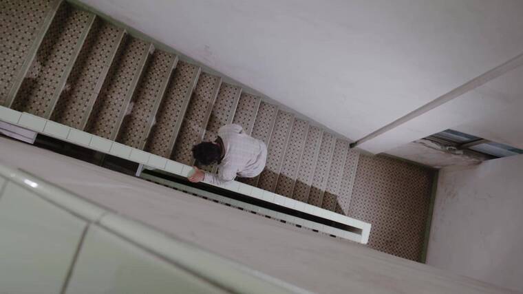 孤寡老人艰难气喘爬楼梯生病咳嗽父亲节素材