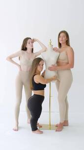 竖屏三个女人在人体模型旁边做模特
