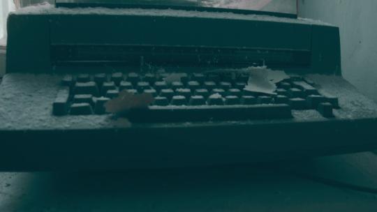 废弃的打字机