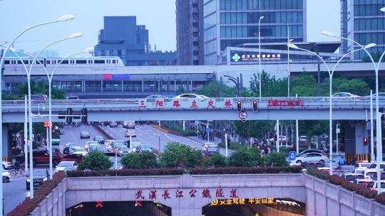 武汉城市立体交通长江隧道与轻轨道路车流
