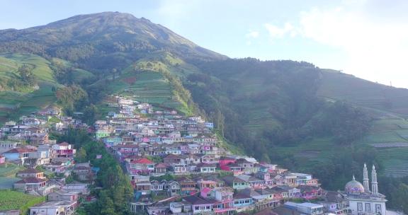 印度尼西亚布图村与彩色社区的鸟瞰图