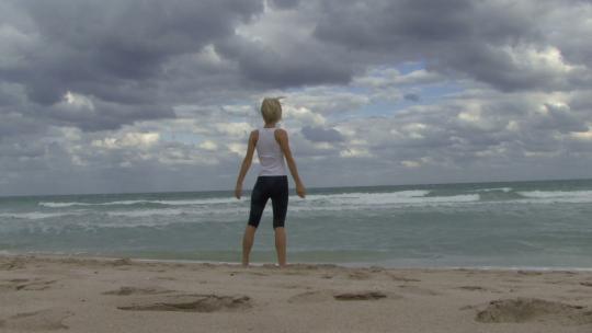 在海滩上练瑜伽的女人