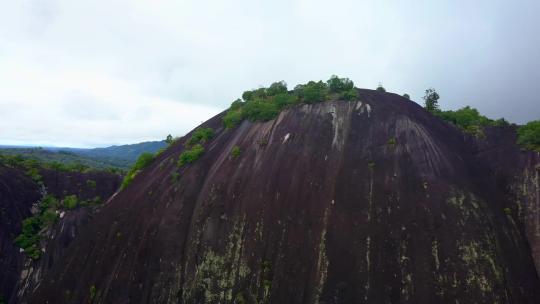 苏里南雨林中美丽的花岗岩圆顶Voltzberg山，鸟瞰