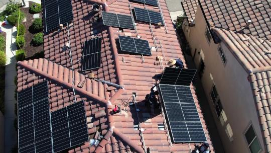 工人在屋顶安装太阳能电池板视频素材模板下载