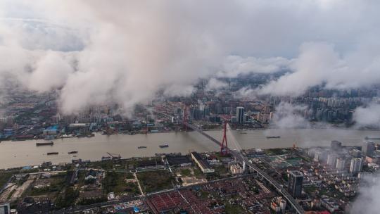 云层上空俯瞰上海杨浦大桥