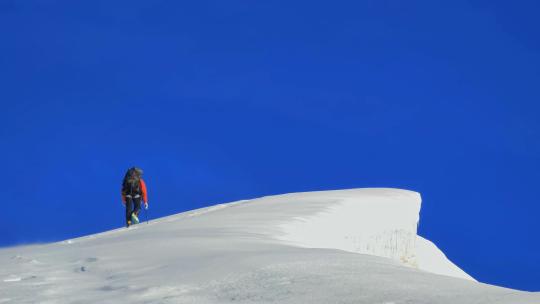 四川甘孜攀登那玛峰雪山的登山运动爱好者