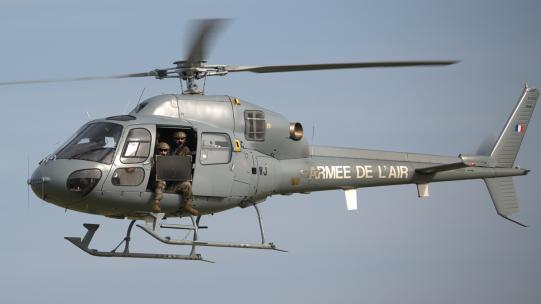 4K稳定：法国Avord航展法军AS555直升机高清在线视频素材下载